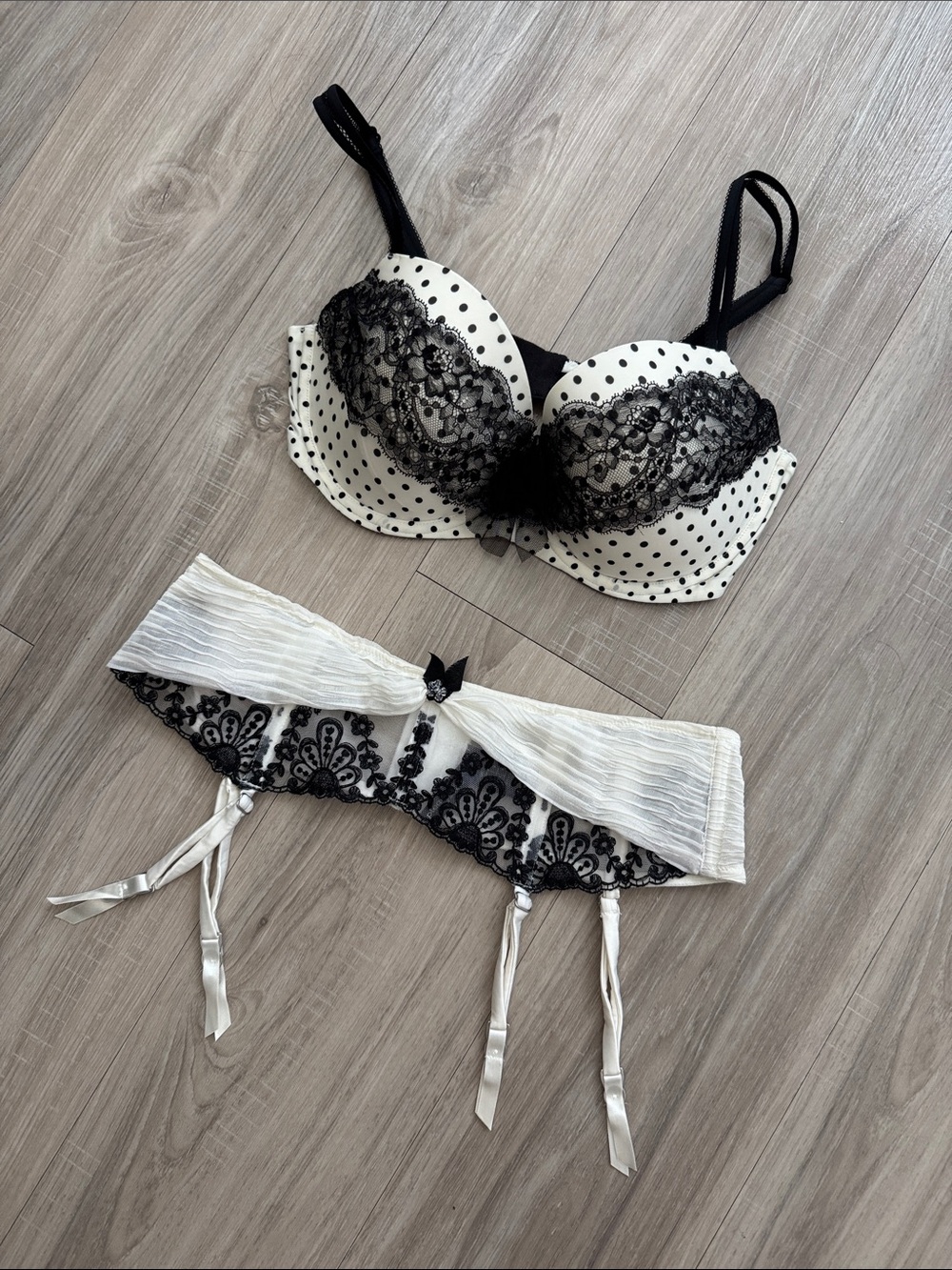 VICTORIA’S SECRET Polka Dot Lace Push-Up Bra 36D and Pleasure State Garter M